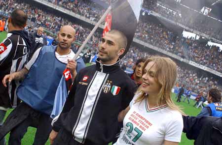 这脚传球太绝了，全队惊呆