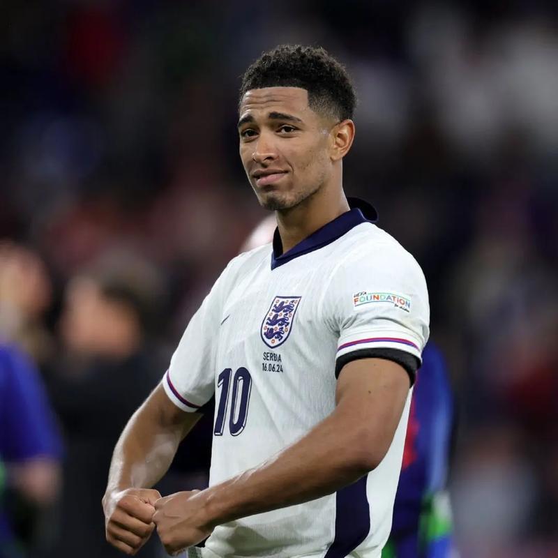 皇马在国家德比后失利，阿隆索面临下课危机，巴萨趁机领跑，西甲争冠形势严峻。