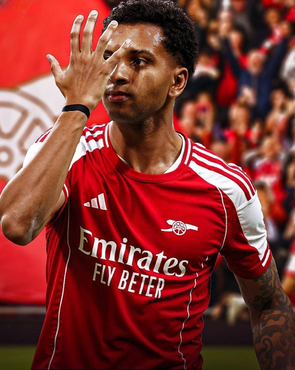 媒体人：杯赛的地板问题太大了，换地板无望应该撕掉所有地贴